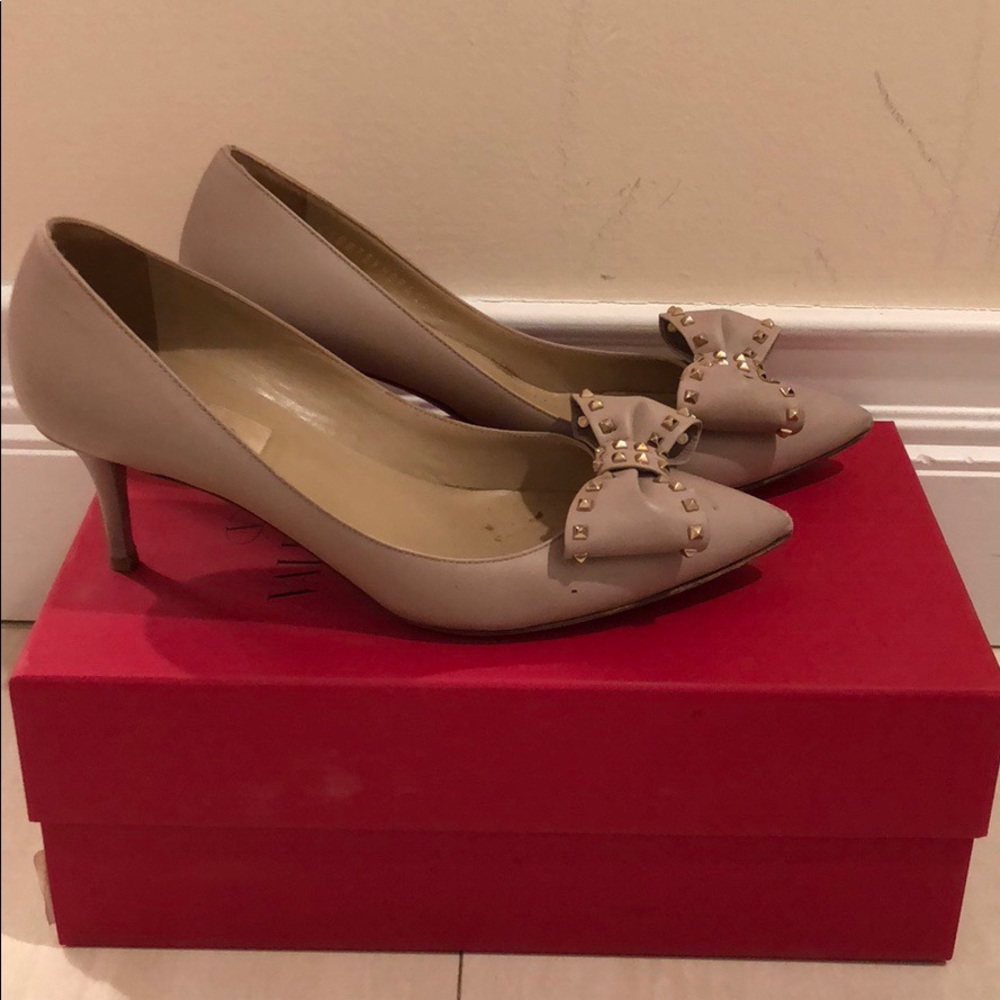 Authentic Valentino pointy toe low heeled pump.